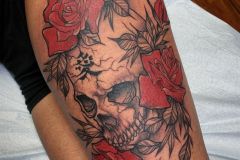 Skull roses and love kanji. #skulltattoo #thightattoo #skullandroses #langdaleart #mediapa #philadelphiatattoo #phillyart #art #tattooart